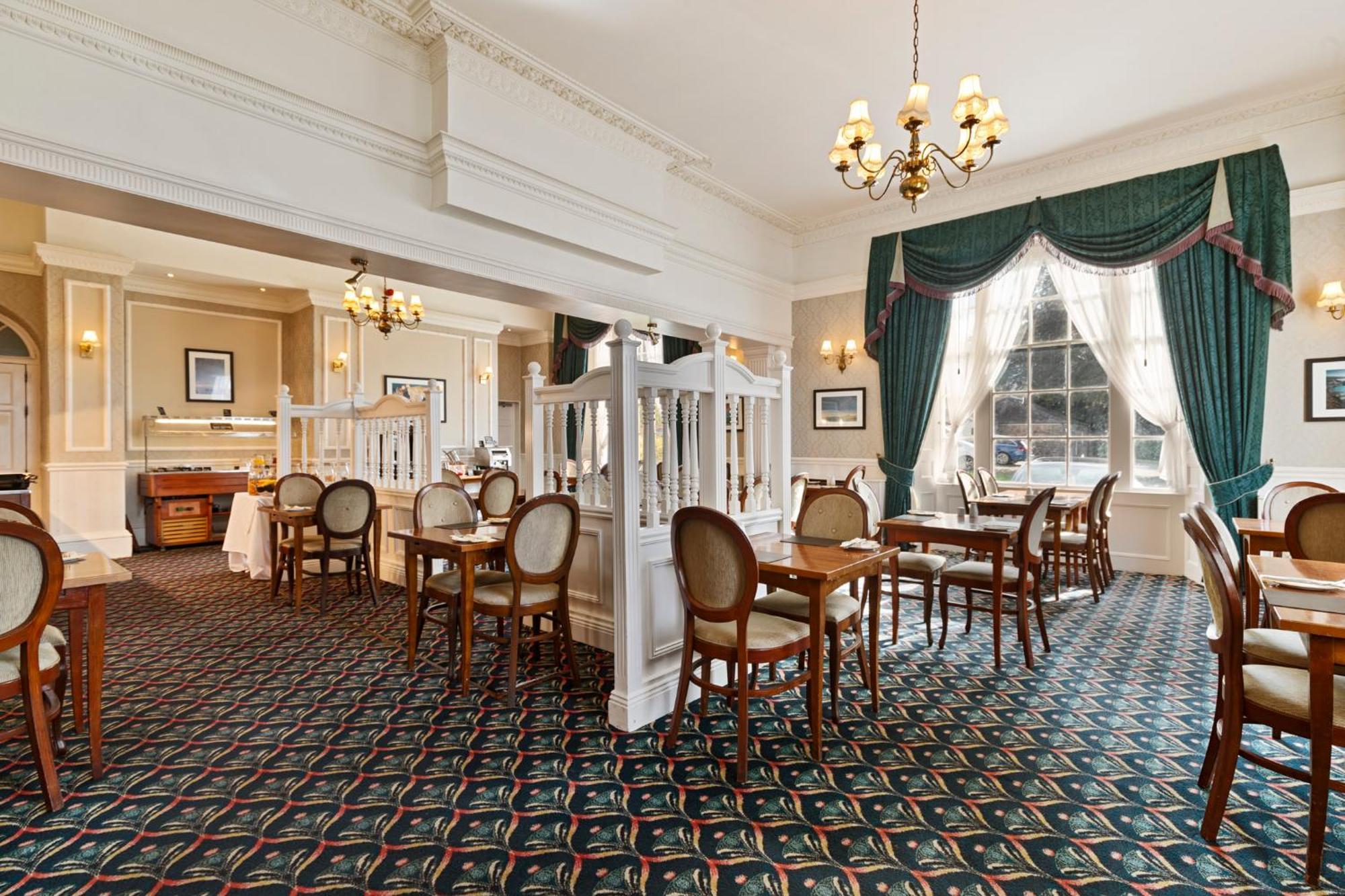 Western Court And 4* Lamphey