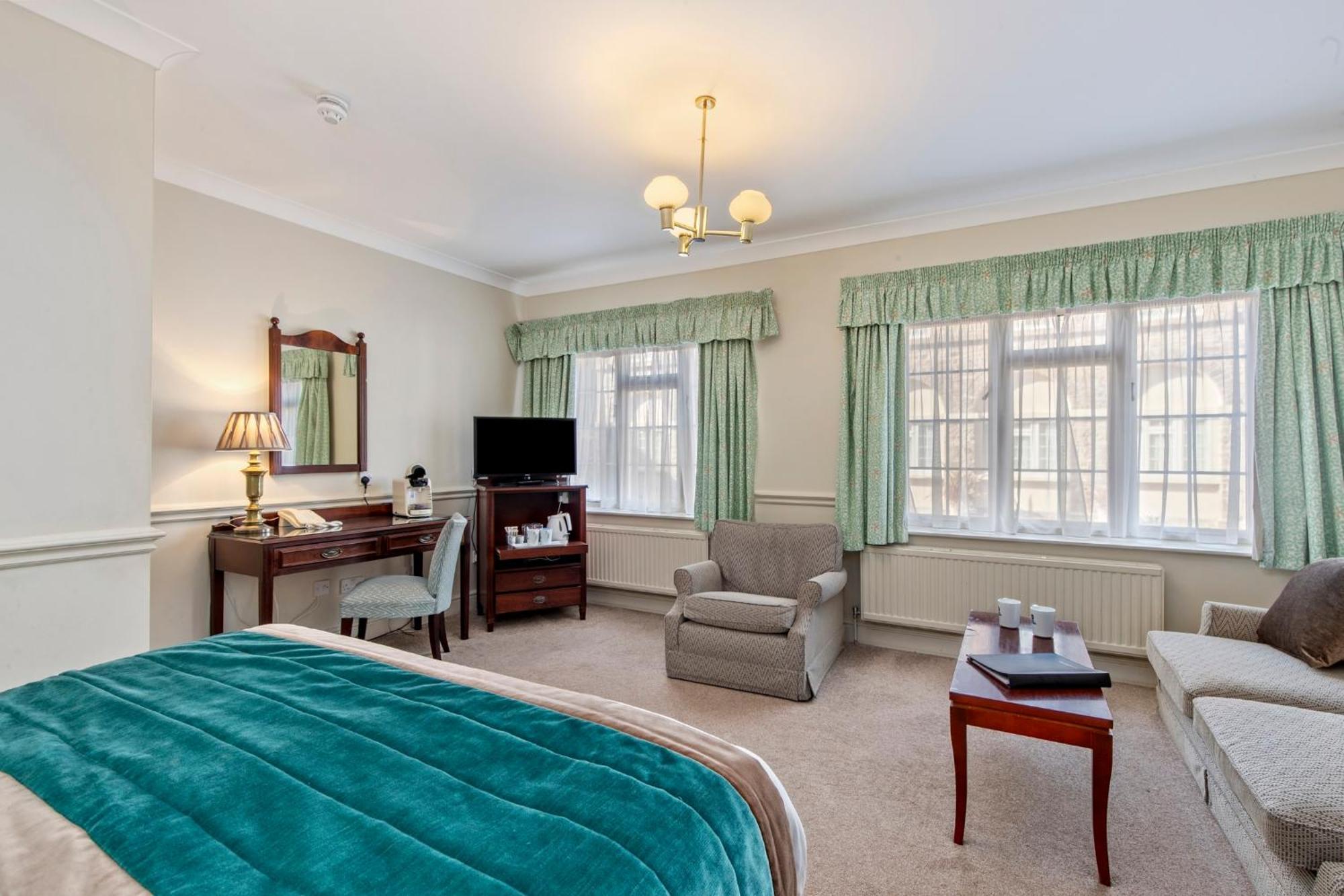 Western Court And Отель 4*